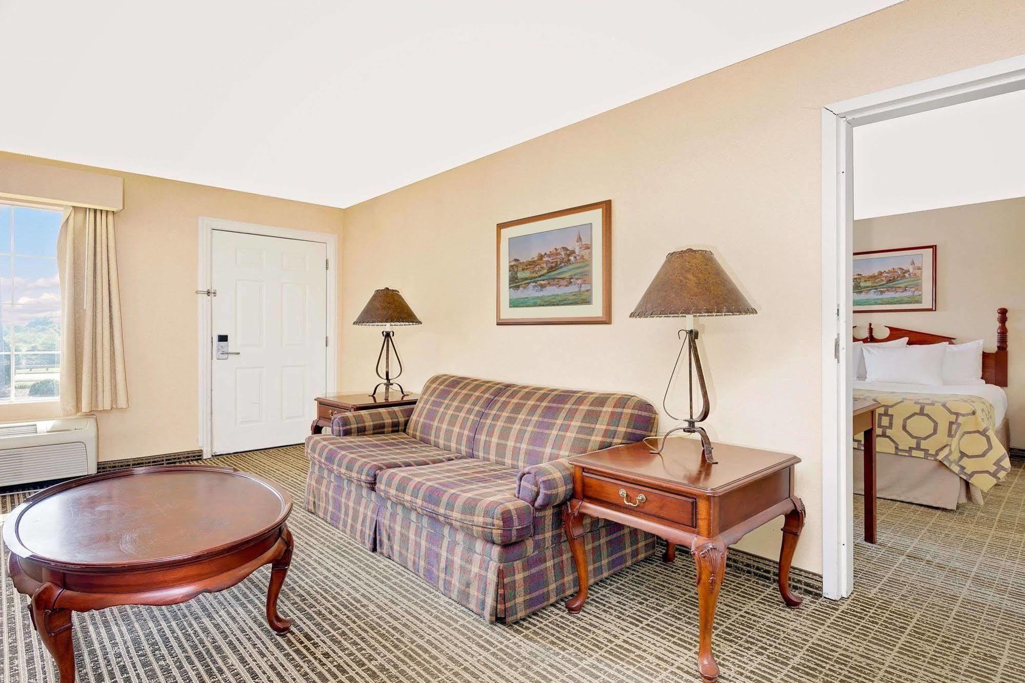 Baymont By Wyndham Cleveland Exterior foto